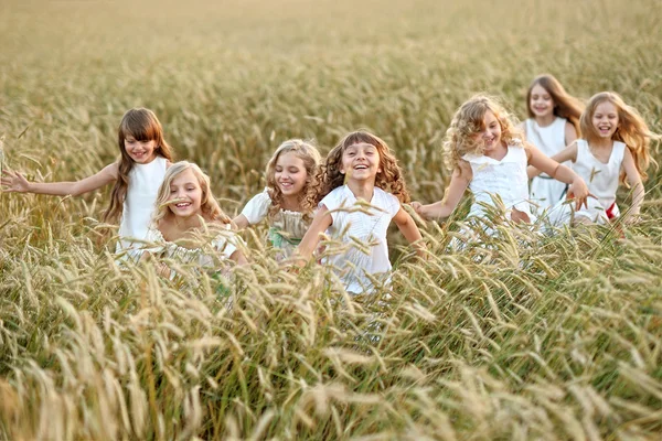 Portret van kleine meisjes lopen op het veld — Stockfoto