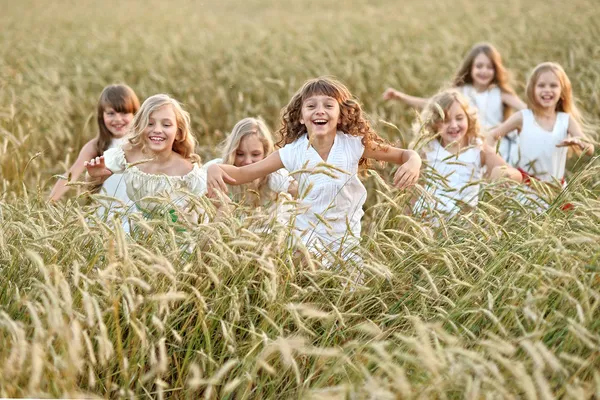Portret van kleine meisjes lopen op het veld — Stockfoto