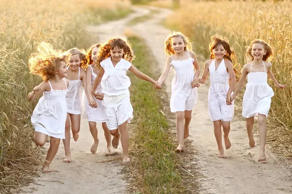 Portret van kleine meisjes lopen op het veld — Stockfoto