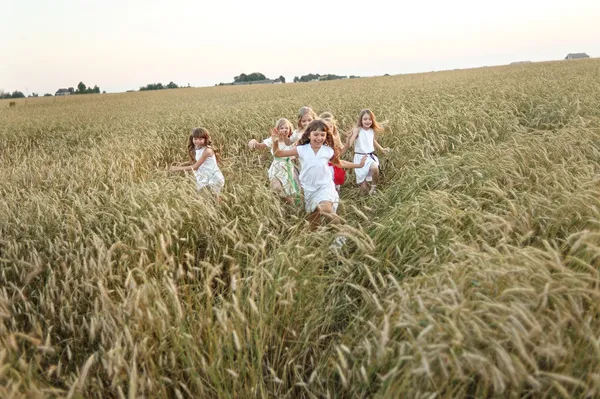 Portret van kleine meisjes lopen op het veld — Stockfoto