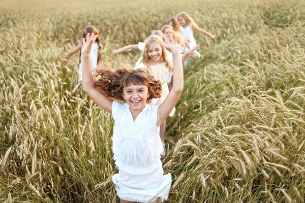 Retrato de meninas correndo no campo — Fotografia de Stock