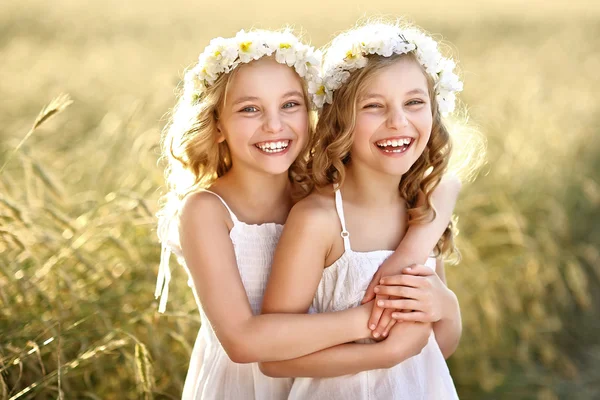 Portrait de deux petites filles jumelles Image En Vente