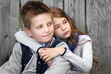 Papatya ile yaz aylarında kız erkek portresi