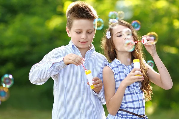 Retrato de um menino menina em um verão com bolha — Fotografia de Stock