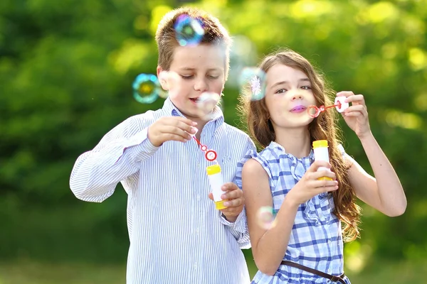 Retrato de um menino menina em um verão com bolha — Fotografia de Stock