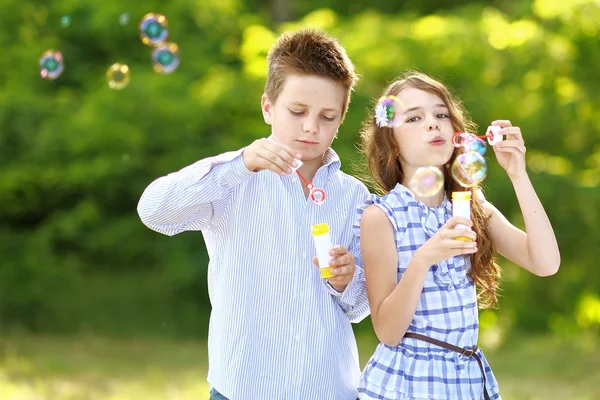 Portrait d'un garçon fille dans un été avec bulle — Photo