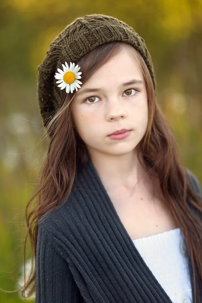 Portrait of a beautiful little girl with chamomile — Stock Photo, Image