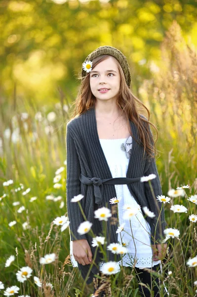 Portrait of a beautiful little girl with chamomile — Stock Photo, Image