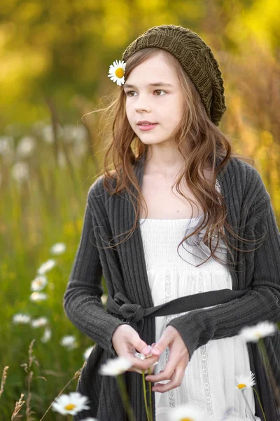 Retrato de una hermosa niña con manzanilla — Foto de Stock