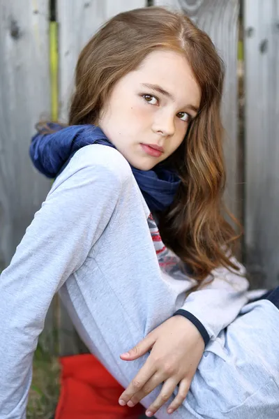 Portret van klein meisje buiten in de zomer — Stockfoto