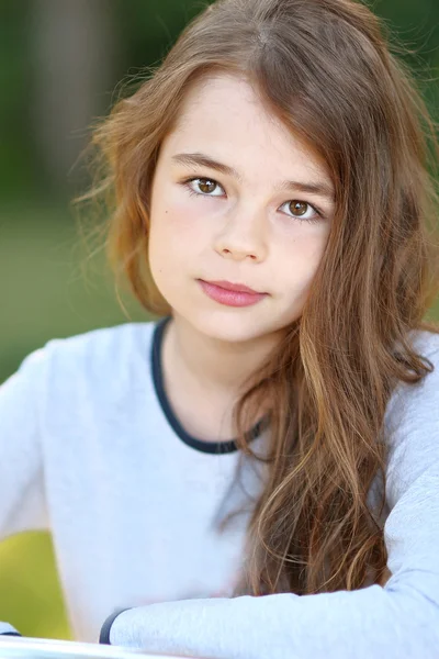 Portret van klein meisje buiten in de zomer — Stockfoto