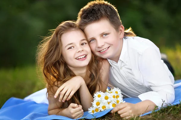 Портрет мальчика-девочки летом с ромашками — стоковое фото