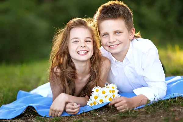 Портрет мальчика-девочки летом с ромашками — стоковое фото