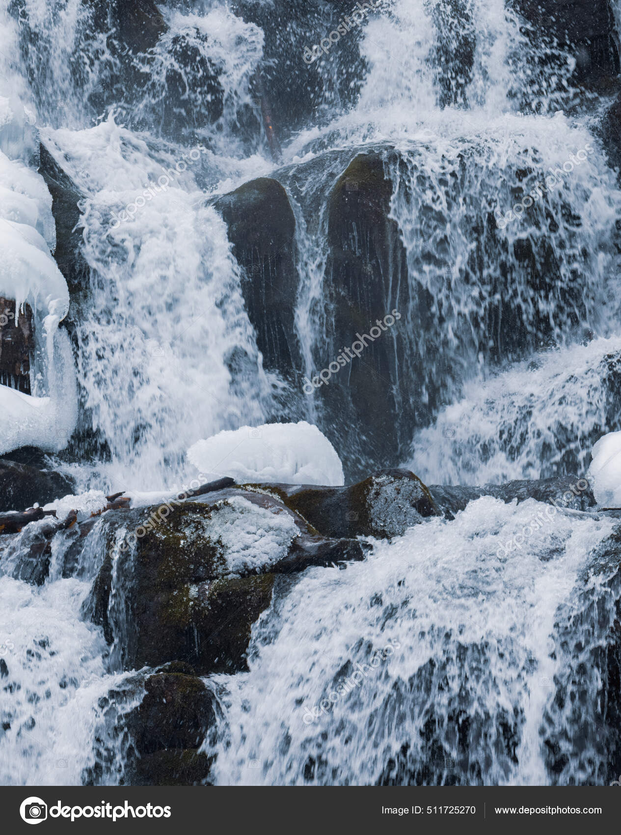 Pequeña Cascada Montaña Agua Helada Fluye Entre Piedras Húmedas Cubiertas —  Foto de stock #511725270 © YouraPechkin@gmail.com, image size:1265x1700