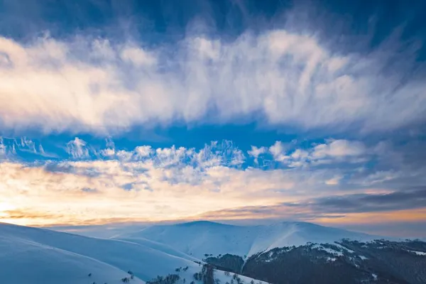 Krásný Výhled Sjezdovku Slunečného Zimního Večera Pozadí Mlhavé Oblohy Koncept — Stock fotografie