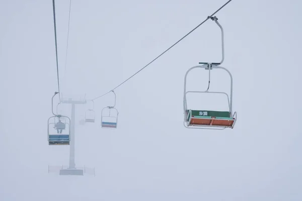 Kabelbanen Hangen Aan Kabels Een Stil Skigebied Tegen Een Mistige — Stockfoto