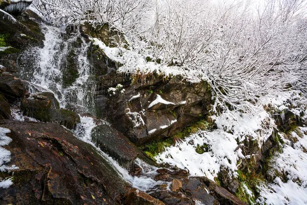 Pequeño Arroyo Rápido Entre Pequeñas Piedras Mojadas Nieve Blanca Fría — Foto de Stock