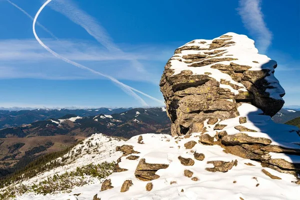 Wunderbare Landschaften Mit Dem Ersten Schnee Bedeckt Mit Großen Felsvorsprüngen — Stockfoto