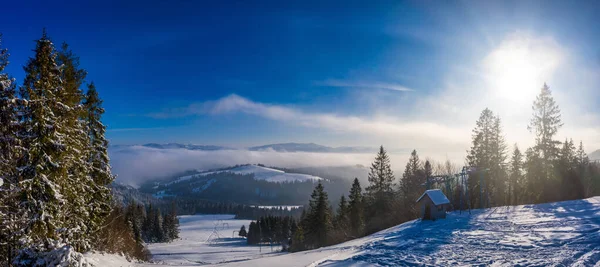 Magiskt Vinterpanorama Över Vackra Snöiga Backar Skidort Europa Solig Vindstilla — Stockfoto