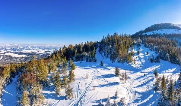 在一个阳光明媚 无风寒冷的日子里 在欧洲的一个滑雪胜地 美丽的雪地斜坡上神奇的冬季全景 冬季休闲活动的概念 — 图库照片