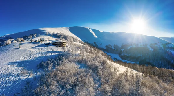 Panorama Inverno Pitoresco Colinas Montanha Cobertas Neve Abetos Dia Claro — Fotografia de Stock