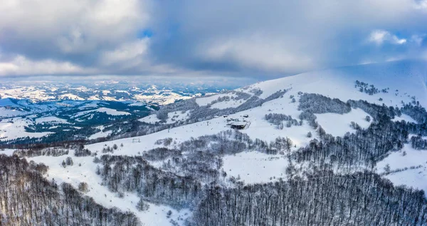 曇り空の日に冬の山の森の神秘的な風景の空中ビュー 北欧諸国の過酷な美しさの概念 コピースペース — ストック写真