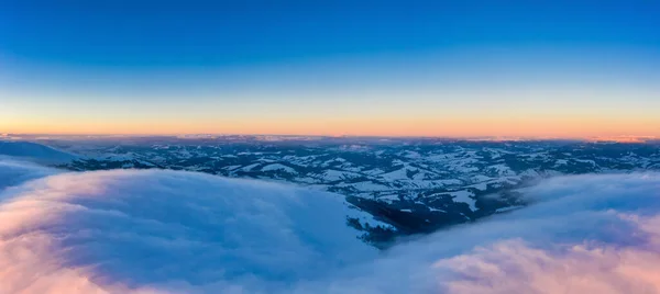 Panorama Hivernal Pittoresque Collines Montagneuses Couvertes Neige Sapins Par Temps — Photo