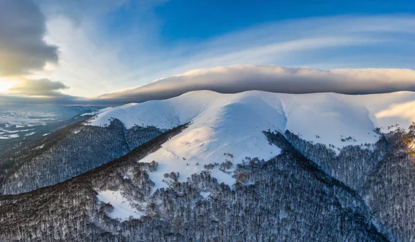 晴れた日には雪と火の森に覆われた美しい冬の山の斜面の空中ビュー ヨーロッパスキーリゾートの美しさのコンセプト — ストック写真