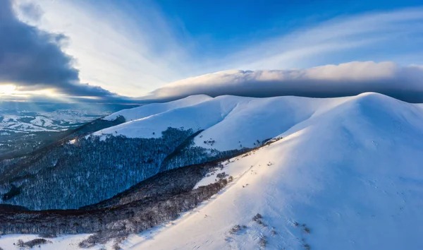 日当たりの良い風のない霜の日にヨーロッパのスキーリゾートで美しい雪の斜面の魔法の冬のパノラマ 冬のアクティブなレクリエーションの概念 — ストック写真