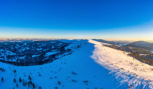 Varázslatos Téli Panoráma Gyönyörű Havas Lejtők Egy Sípályán Európában Egy — Stock Fotó