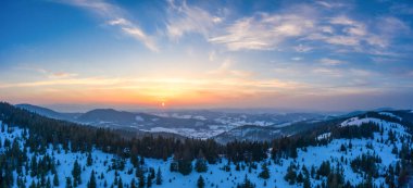 Karpat Dağları 'nın harika manzaraları karla kaplı ve Ukrayna' da Pylypets köyü yakınlarındaki açık mavi gökyüzü.