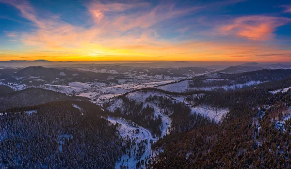 Krásný Kouzelný Výhled Hory Skály Smrkovým Lesem Mrazivého Zimního Večera — Stock fotografie
