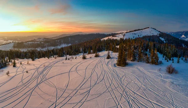 在一个阳光明媚的冬日霜冻的夜晚 滑雪场上的滑雪道让人目不转睛的美丽风景尽收眼底 冬季度假和旅游的概念 复制空间 — 图库照片