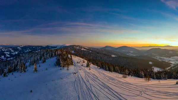 Widok Powietrza Mistyczny Krajobraz Zimowego Lasu Górskiego Pochmurny Mroźny Dzień — Zdjęcie stockowe