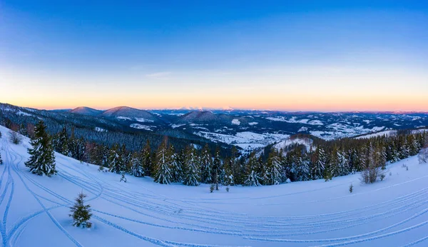在一个阳光明媚的冬日霜冻的夜晚 滑雪场上的滑雪道让人目不转睛的美丽风景尽收眼底 冬季度假和旅游的概念 复制空间 — 图库照片
