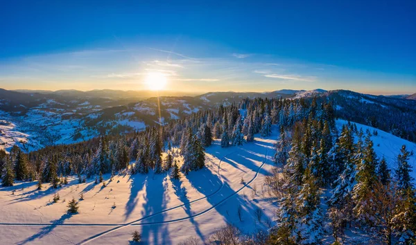 在一个阳光明媚 无风寒冷的日子里 在欧洲的一个滑雪胜地 美丽的雪地斜坡上神奇的冬季全景 冬季休闲活动的概念 — 图库照片