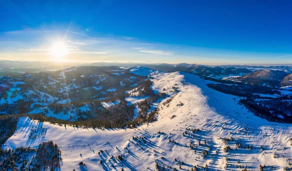 Kouzelné Zimní Panorama Krásných Zasněžených Svahů Lyžařském Středisku Evropě Slunečného — Stock fotografie