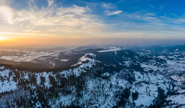 Nádherná Krajina Karpat Pokrytá Sněhem Jasnou Modrou Oblohou Ukrajině Blízkosti — Stock fotografie