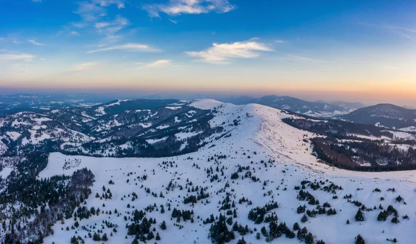 Varázslatos Téli Panoráma Gyönyörű Havas Lejtők Egy Sípályán Európában Egy — Stock Fotó