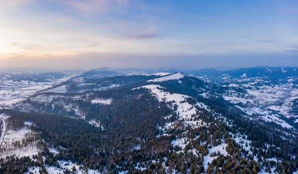 Maravillosos Paisajes Las Montañas Cárpatos Cubiertos Nieve Cielo Azul Claro — Foto de Stock