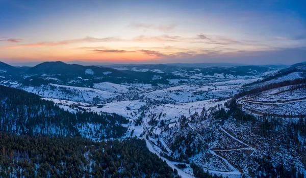 曇り空の日に冬の山の森の神秘的な風景の空中ビュー 北欧諸国の過酷な美しさの概念 コピースペース — ストック写真