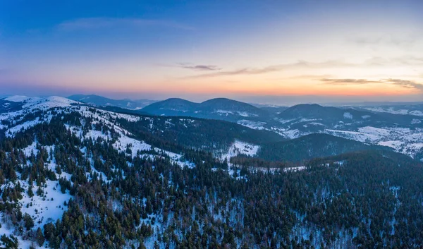 在阳光明媚 阳光明媚 阳光明媚 蓝蓝的天空中 群山覆盖着白雪和冷杉树 美丽的冬景尽收眼底 清纯自然美的概念 — 图库照片