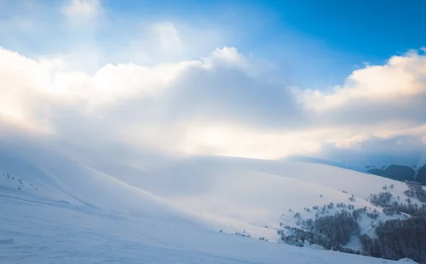 Schöne Aussicht auf die Skipiste an einem sonnigen Winter — Stockfoto