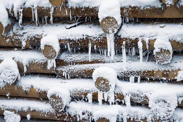 Fortalecimiento de troncos, pared de madera bajo la nieve en invierno —  Fotos de Stock