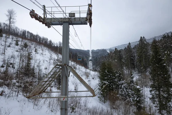 Funiculars zijn gelegen tussen heuvelachtig in de bergen — Stockfoto