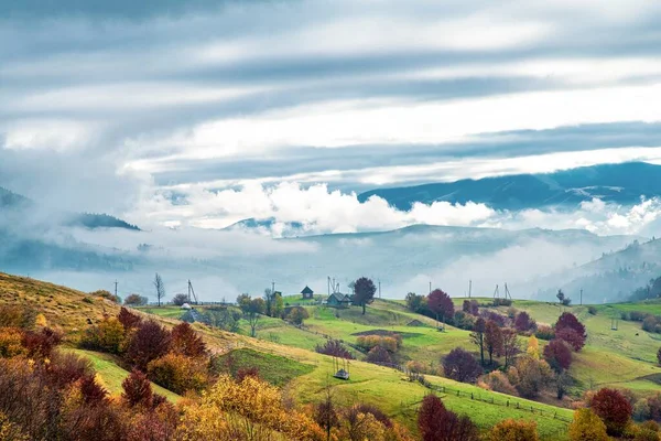 Beautiful nature of the carpathians in the hills of the sky, forests and a small village — Stock Photo, Image