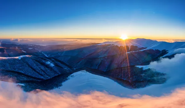 Malerisches Winterpanorama mit schneebedeckten Hügeln — Stockfoto