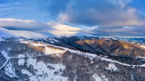 喀尔巴阡山脉美丽的风景覆盖着乌克兰的第一场雪，靠近Pylypets村 — 图库照片