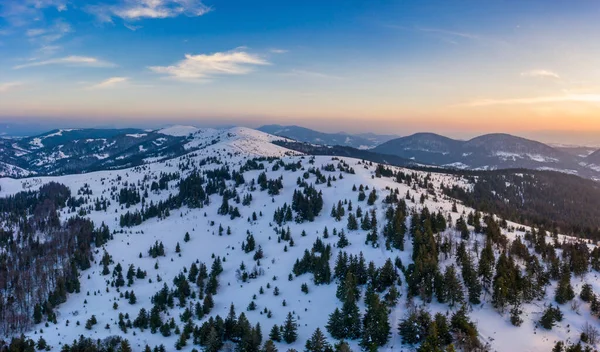 Dağ tepelerinin manzaralı kış manzarası — Stok fotoğraf