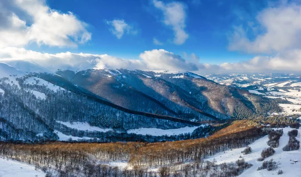 美しい冬の山の斜面の空中風景 — ストック写真